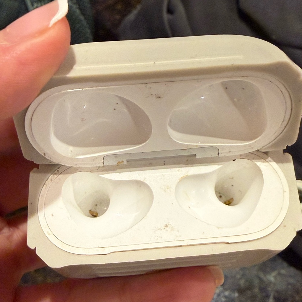 AirPods 3rd generation charging case (without AirPods) - Picture 2 of 5